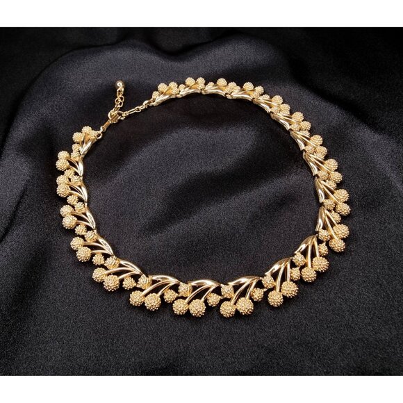 Rare Find Vintage TRIFARI 1960s Gold-Tone Flower Choker Necklace - Picture 3 of 6